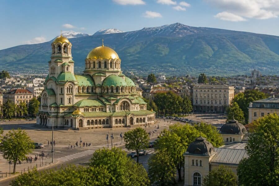 Vista de Sofia, na Bulgária, com a Catedral Aleksandr Nevsky e a montanha Vitosha ao fundo.