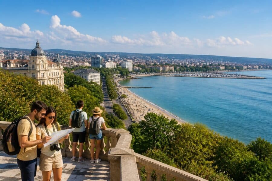 Vista de Varna, na Bulgária, com a costa do Mar Negro, praia, passeio marítimo, jardim e edifícios históricos.